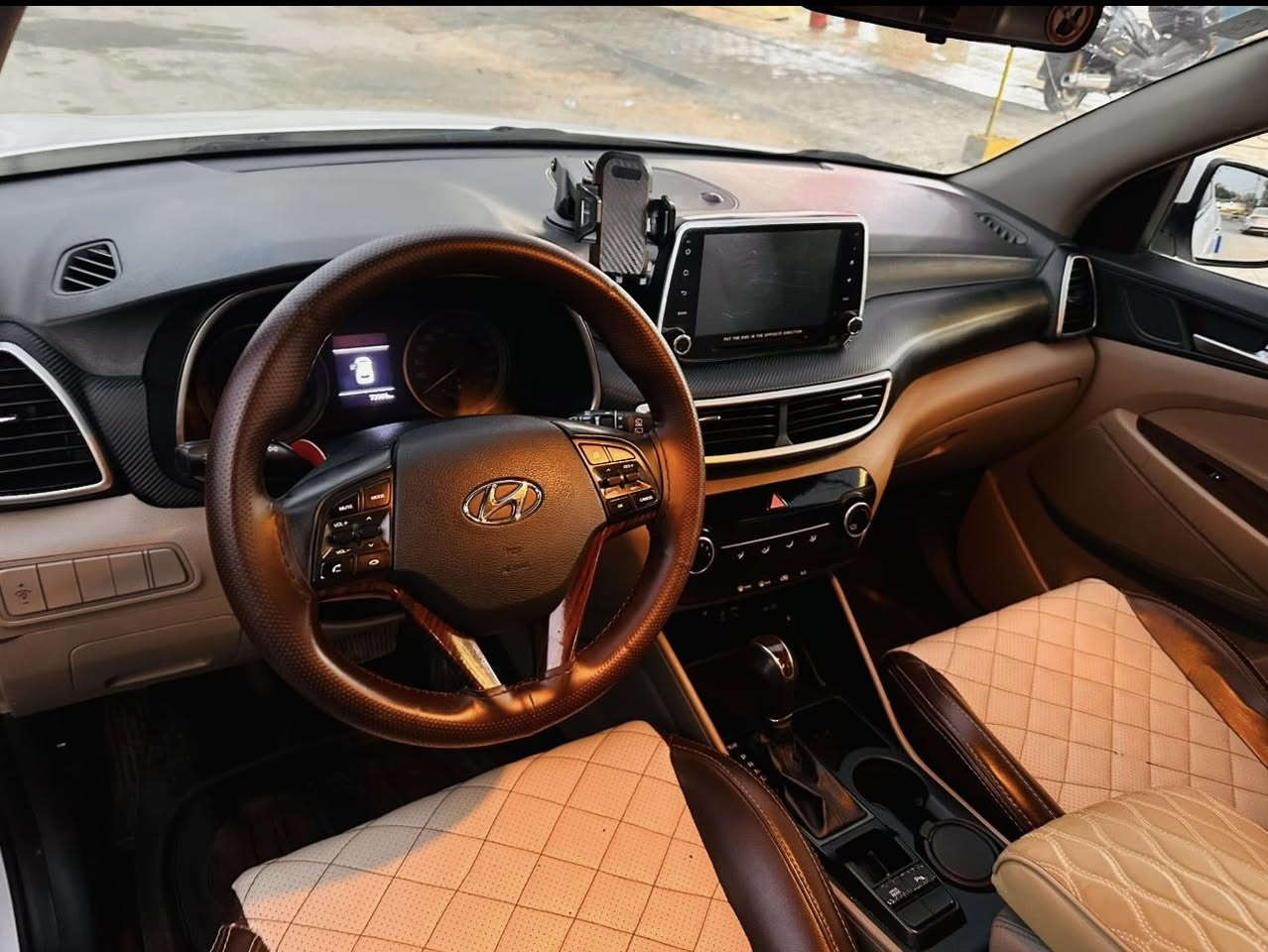 سلام عليكم
تفاصيل كامله كاتبلك 
 توسان 2019
شركه الكاصد/ سايد بريك برجل / 
فول عده الفتحه  / حساسات وكامرات ومبدل شاشه ام النت والقديمه موجوده شغاله ضامها 
2بصمه رقم بغداد الجديد مشروع وطني بأسمي 
عنوانها كربلاء ماشيه ١٠٠ وقابل للزياده 
كفاله عامه فقط اذا تلاحض الصوره الأولى جهه السايق بارد تعديل ٣ اصابع وجهه عكس السايق نشال الصبغ مقدار اصبع الابهام وصلحته مثل ماتشوف بلصور خالها 

السياره كلشي ماناقصها حته دهن مبدل 
الله شاهد السياره معتني بيها بس عرضتها محتاج فلوس 

سعرها 190 مجالها حك الجيه ….
 اراوس سياره ناصيه بفرق ينطيني 

 ***********
