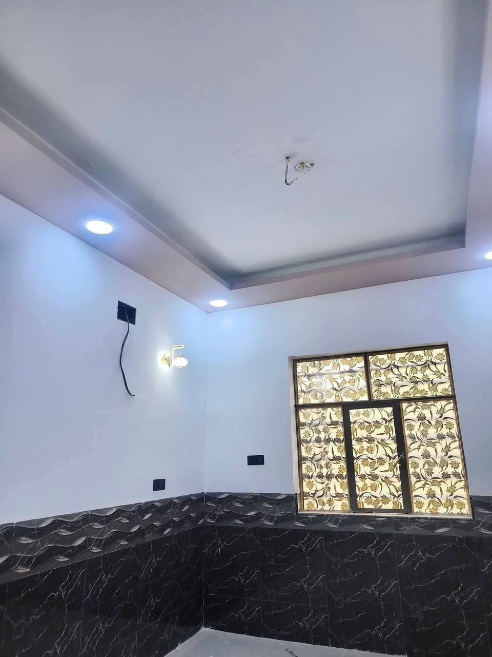 100متر مربعه غرفتين بسعر 43 وبي مجال العنــــوان #النجف شارع المطار مقابيل ملحق قريه الغدير للستفار ***********او مراسله واتساب ***********
