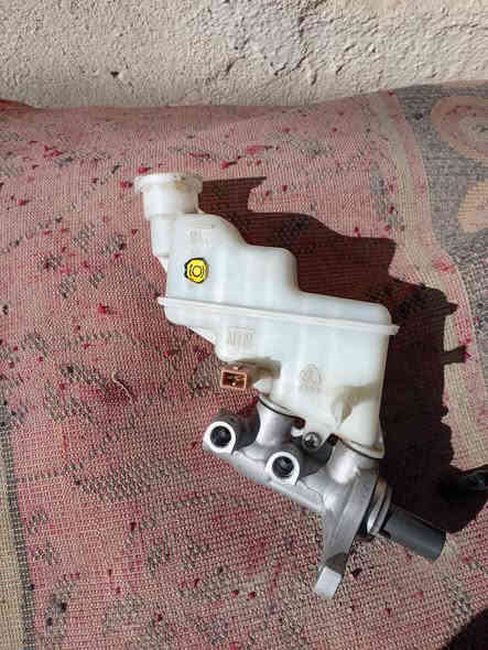 عنبار اصلي حاويه شرط النضافه والشغل ب20 الف
بريشر اصلي شرط الشغل والنضافه ب20 الف
فجوج مال كصه  شرط النضافه ب20 الف
صوندات مال فج شرط النضافه ب5 تالاف الوحده
ويبيعوهن ب20 الف بصناعي الصونده الوحده.
بك لايت اكسنت يرهم منر11 الي 15 سعرهن ب150 اصليات شركه وزيررر *********** مكان دوانيه
