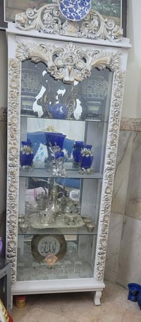 فاترينة نظيفة لون ابيض (فارغة)السعر65 الف مكان بغداد 07701010795