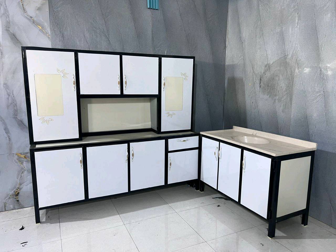 مجموعة كاونترات مطبخ أنيقة ومميزة، متوفرة في ألوان وتصاميم متنوعة تشمل الأحمر، الرمادي، الأسود والأبيض. مثالية لتحديث وتجديد مطبخك بإضافة لمسة عصرية وجذابة. تتكون الكاونترات من خزانة علوية وأرضية مع مساحة لحوض المطبخ.

كل كاونتر مصنوع بدقة عالية لضمان القوة والمتانة، ومصمم للاستفادة المثلى من المساحات في المطبخ.