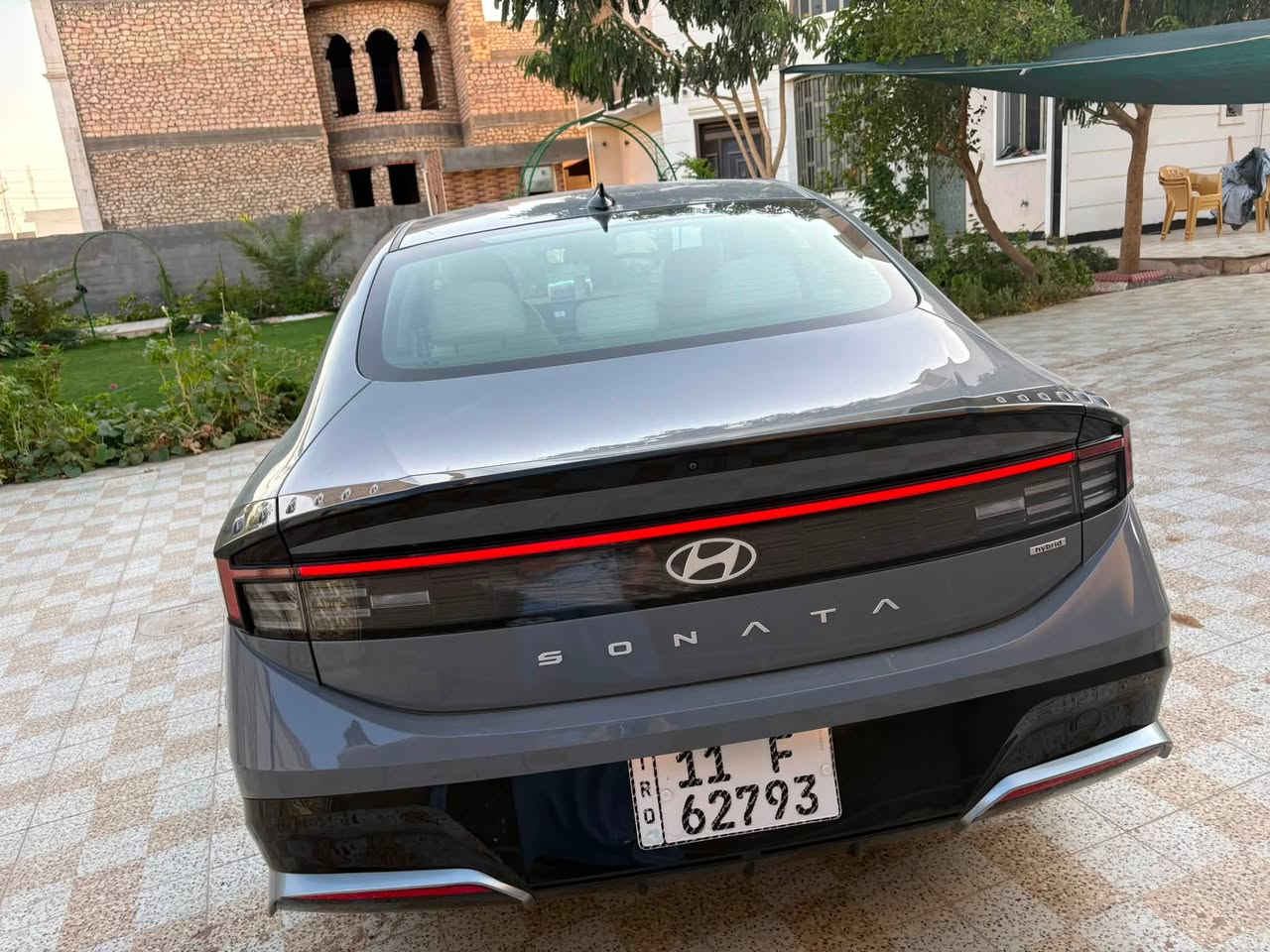 هيونداي سوناتا 2024 هايبرد ممشى 15 الف ميل فول مواصفات عدى الفتحة :
جنوط ألمنيوم قياس 17 إنج.
دخول ذكي بدون مفتاح.
شاشة وسطية 12.3 إنج.
Apple CarPlay.
Android Auto.
شاحن لاسلكي للموبايل.
منافذ USB-C أمامية وخلفية.
ناقل حركة إلكتروني (Shift by Wire).
مكيف أوتوماتيك ثنائي المناطق.
فتحات تكييف للمقاعد الخلفية.
مقعد السائق كهربائي.
إسناد لأسفل الظهر.
مسند يد خلفي مع حامل أكواب.
8 وسائد هوائية
كاميرا أمامية خلف الزجاج الأمامي.
رادار أمامي.
كاميرا خلفية.
مثبت سرعة ذكي (Adaptive Cruise Control).
نظام الحفاظ على المسار (Lane Keeping Assist).
مساعد البقاء بمنتصف المسار.
فرملة طوارئ أوتوماتيكية.
تحذير الاصطدام الأمامي.
كشف المشاة.
تنبيه انتباه السائق.
مراقبة ضغط الإطارات 
فرامل يد إلكترونية مع Auto Hold

((السيارة وارد حادثها بنيد السعر 195 ورقة وبيها مجال بسيط مكانها الانبار الرمادي)) 

رقم الهاتف : 
*********** 
***********
