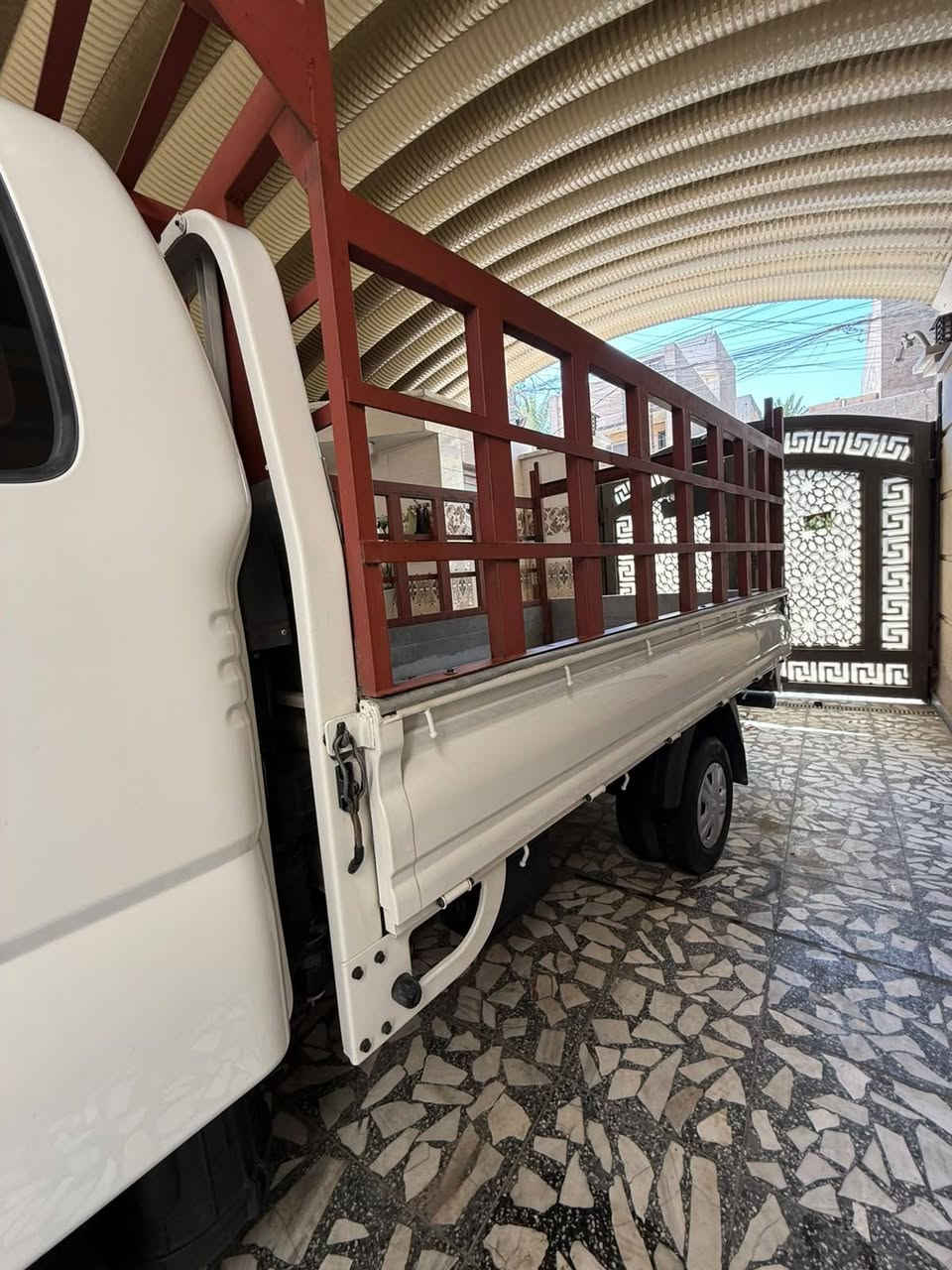 السلام عليكم 
كيا موديل 2018 رقمه بغداد انكليزي سنويا لغايا 30 
مكينه 2700 جديده لا صرف ولا بخار ولا تنقيص 
وكير ومكينه واكسل وشاصي ورقم شاصي كل مكفول 
تخم تاير جديد شاده محجر تفصال جديد وتبريد ثلج 🥶
سياره جاهزه من كلشي سياره جديده وحلوه كبل لشغل  
العنوان بغداد البلديات السعر 120 وبيه مجال بسيط الرقم ***********
