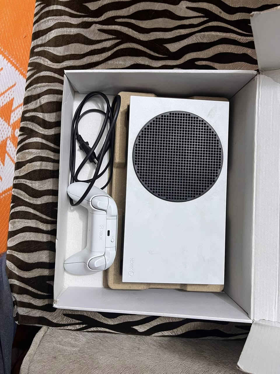 السلام عليكم بلي اكس بوكس سيريس إس بلي مامستعمل بس 3تشهر مع كيم بأس شهر مع يده لأصليه وأيده 2السعر 385وبي مجال


**إذا كنت صاحب هذا الإعلان وتريد حذفه لأي سبب، رجاءا أرسل رسالة إلى الدعم الفني**