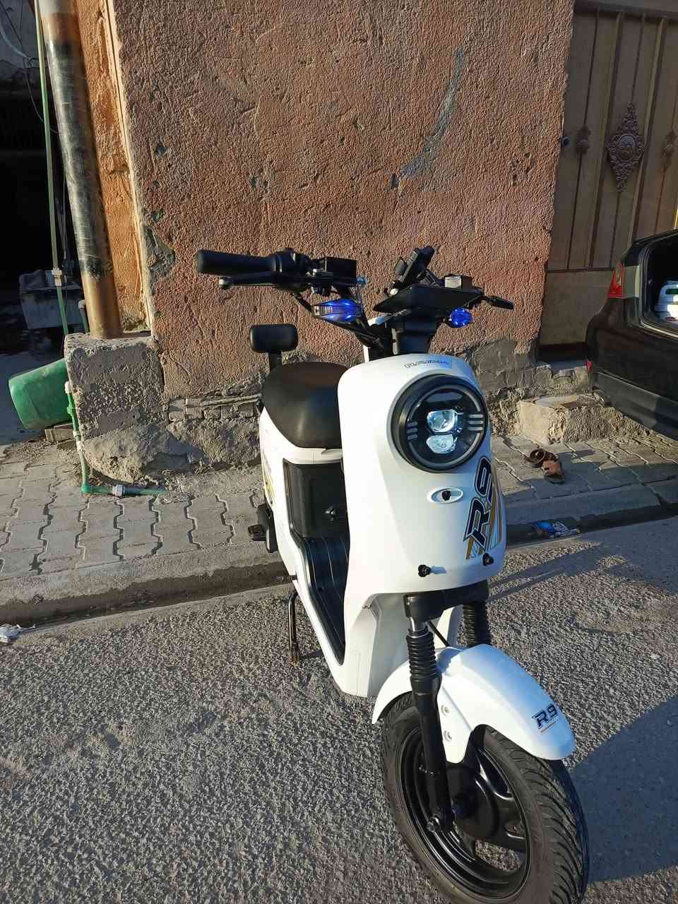 السلام عليكم دراجه شحن R9 موديل 25 سعره 450 الف نظيفه كلش بطارياتها جديده و5 بطاريات وصارلها 5 اشهر عندي بطاريات 33 امبير والدراجه كلشي ما ناقصه ثلاث نمر بسرعه 60 حقيقي مكاني البصرة الاصمعي وهذه رقمي *********** لل تواصل واستفسار
