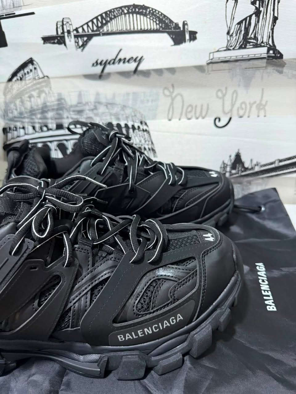 حذاء سنيكرز بالنسياغا تراك (Balenciaga Track Sneaker) باللون الأسود الكامل "Triple Black"

للحجز خاص


**إذا كنت صاحب هذا الإعلان وتريد حذفه لأي سبب، رجاءا أرسل رسالة إلى الدعم الفني**