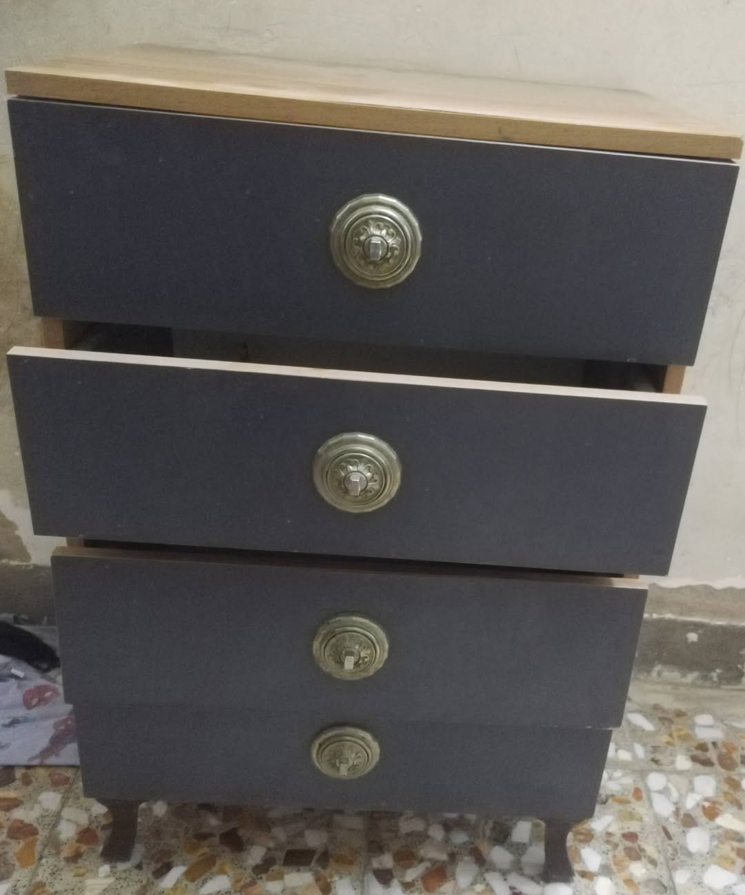 غرفه تركيه للبيع تعبانه والباب مال كنتور موجود مابي شي بس مرايته مكسوره والجربايه فقط إطار مابيهه فايبرات جوه دوشك والدوشك للبيع مع الغرفه غرفه 6 قطع تعبانه مثل ماموضح بصوره


**إذا كنت صاحب هذا الإعلان وتريد حذفه لأي سبب، رجاءا أرسل رسالة إلى الدعم الفني**