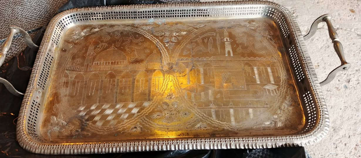 السلام عليكم البيع شلع السعر 75 الف العنوان كراده شارع النضال مجاور مستشفى بغداد  تلفون ***********
