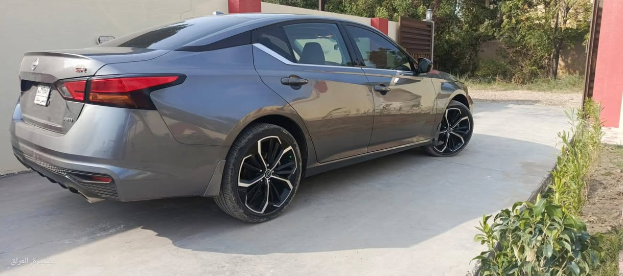 السلام عليكم نيسان التيما للبيع  موديل ٢٠٢٤  محرك 2500بيها قطعتين جاملغ  صفحة السائق تعديل وبنيد مبدل السيارة جديدة واحلا من الصور استفسار من صاحب السيارة ***********/***********
