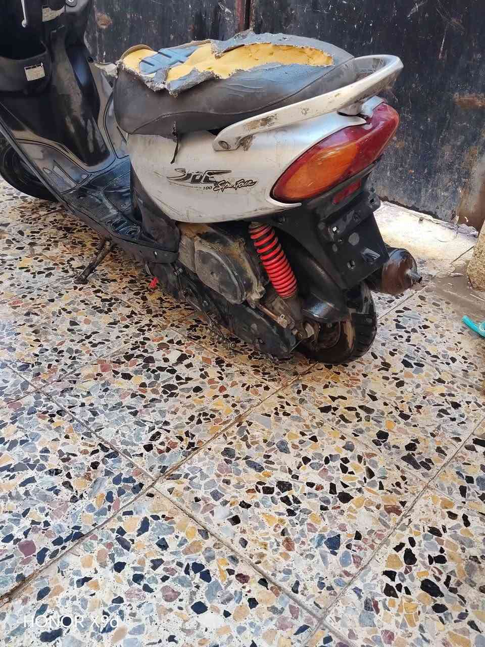 سلام عليكم دراجه للبيع نضيفه وبيها نواقص بصيطه وبيها دخانه مال لاستيك ولف الشراي يخابرني خاص***********

