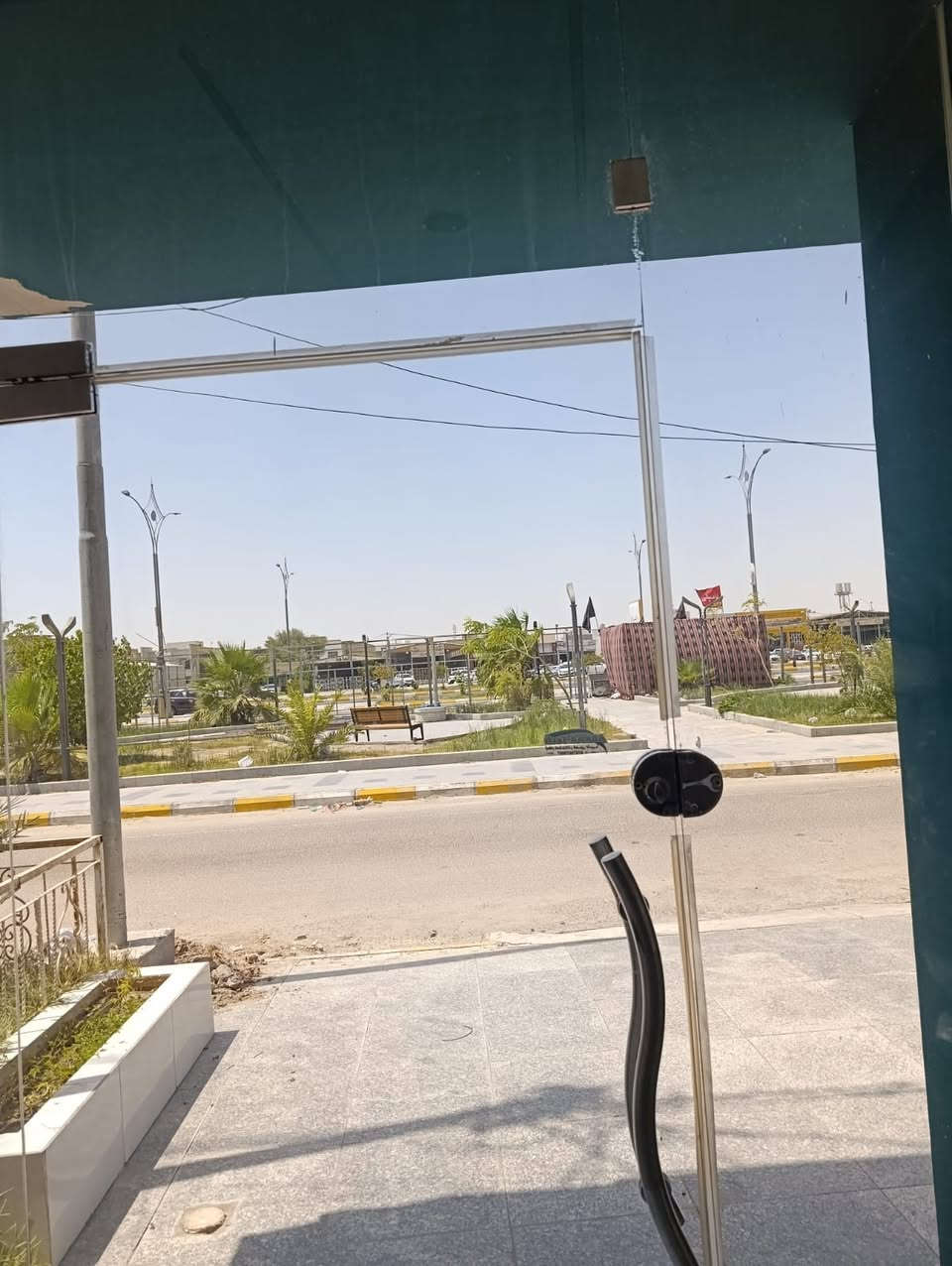 محل للايجار في حي الشموخ طريق ياحسين مقابل معارض السيارات على شارع العام 
الايجار  ٣٥٠الف 
الرقم وتساب ***********
