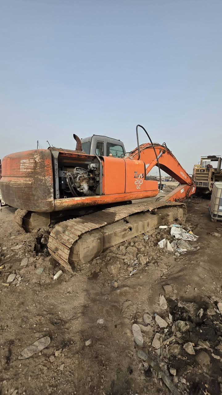 سلام عليكم هيتاشي رقم بغداد  بيهة قاصر تحويل بعد سنتين  موديل ٢٠٠٥ المكينة تبخر الحفارة جاهزة  شغل وتوكل السعر ٢٤٠ وبيهة مجال 
***********
