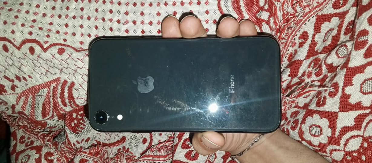 سلام عليج آيفون xr للبيع اخو جديد كلشي نضيف برغي ما مفتوح بي يوصلك جهاز الباب البيت اتفتحه وتفحصه إذا بي شي يرجع عليه كلشي بلادي ما داخل صيانه بطاريته 77 سعر 150 رجائاً المو شراي لا يدخل ولا يعلق لان مو حلوه من ارزلك كبال العالم رقم تواصل *********** وتساب فقط أو خاص💕
