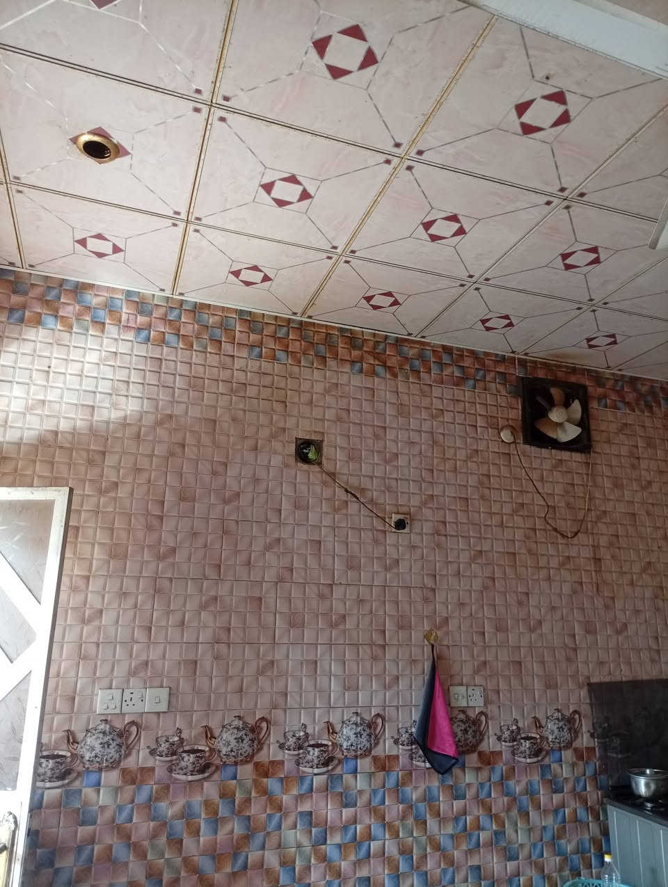 سلام عليكم البيت للبيع مساحة 250طابقين بي غرفتين نوم شراي يجيني هذا رقمي***********

