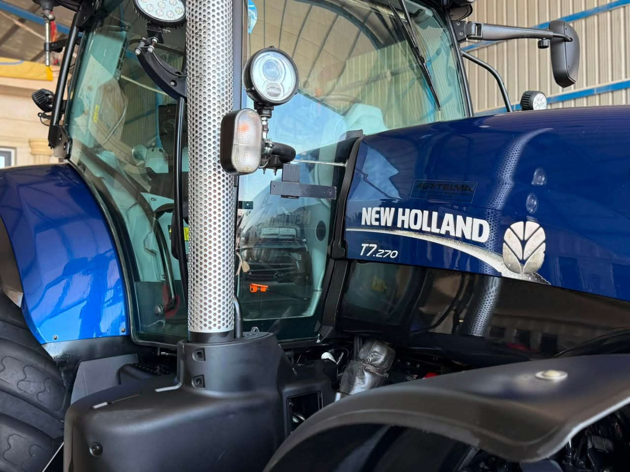 �🔥 للبيع… فرصة ما تتكرر! 🔥🚜
#NEW_HOLLAND T7.270
📆 موديل (2013).

✅ وارد مباشر من أوروبا إلى العراق (شركة الحاج عمار الشمري.)
✅ جاهز للشغل مباشرة، وما يحتاج تصرف عليه دينار. 
✅ ما مشتغل داخل العراق نهائياً.
✅ مكينة نظيفة جداً (حلوه وجديده).
✅ كفالة عامة .
✅ حبريه  .

{المكينه تفحص وتقتنع وتشتري ، والزين يفرض نفسه}.

📍 شركة الحاج عمار جباره الشمري لتجارة الآليات الزراعية
📍 واسط – الزبيدية

للاستفسار:
 📞***********
