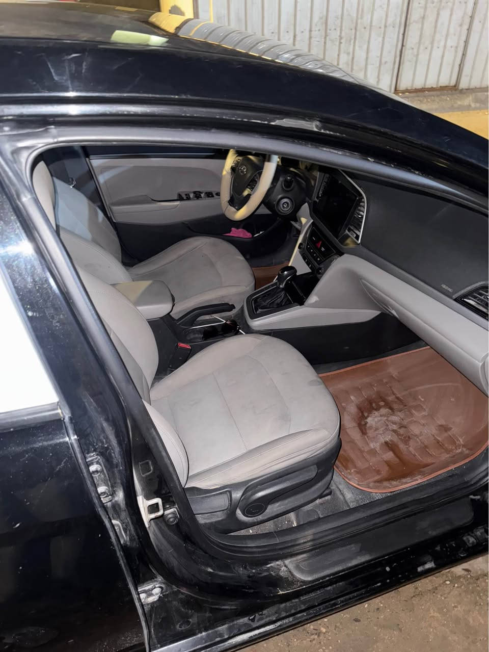 السلام عليكم 
النترا ٢٠١٧ رقم بصره دولي تحويل ثاني يوم سياره ليبل واحد وجاهزه للخير محرك دوش ٢٠٠٠ كير At سعره ١١٠ وبيه مجال 
رقم الهاتف 
*********** البصرة, العراق
