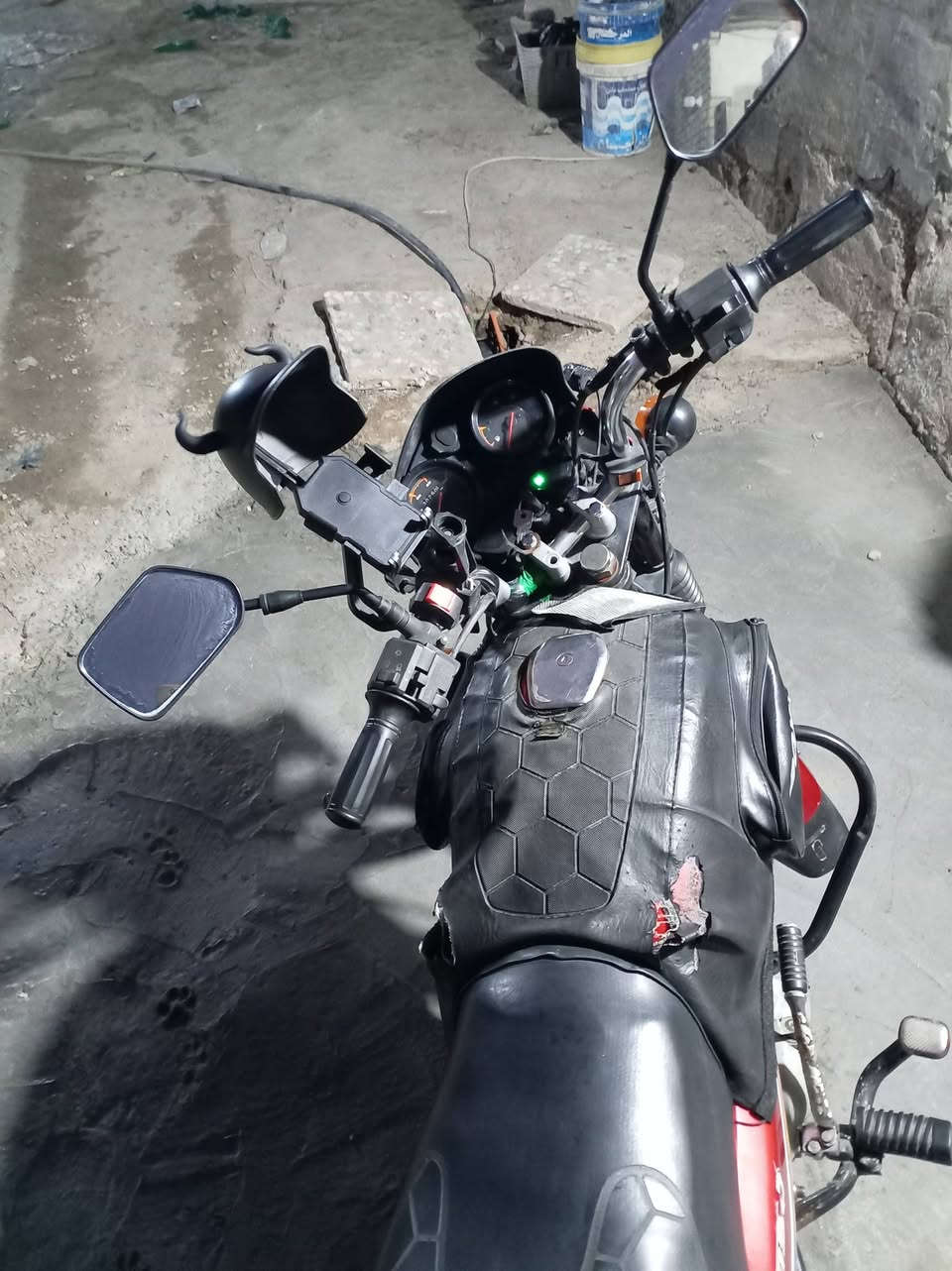 سلام عليكم بوكسر مديل 2020 مرقم رقم نكليزي بسمي تحويل ثاني يوم دراجة مجفتة تجفيت وكاله كلشي شادلة اصلي من بوشه وزجيل ولفات كلهن اصليات مايرادله اي شي كبل تطلع بيه الشارع دراجة ستوني مكمل تجفيته مابية اي نقص خاب كدام عينكم سعر (19000) وبية مجال رجائن مو شراي اليكسر بحلال العالم اي استفسار هذه رقمي *********** تواصل على واتساب أو تصال وتدلل مكاني بغداد مدينة صدر من الله توفيق
