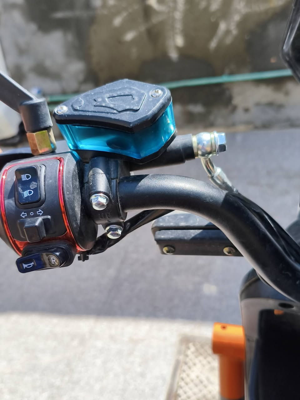 ⚡️ دراجة كهربائية "فول مواصفات" للبيع ⚡️
​السرعة: تصل لـ 80 كم/ساعة.
​المسافة: تمشيك 50 كم بالشحنة.
​المميزات: شحن سريع + نظام بايدر (بدالات) + رجوع للخلف (بك).
​الإضافات: سماعة، صندوق، نشرة ضوئية كاملة، إشارات، ولايت عالي وناصي.
​الحالة: قوية ورزنة جداً بالمشي.
​💰 السعر: 750,000 دينار عراقي.
​📞 للتواصل***********وتساب 
***********
