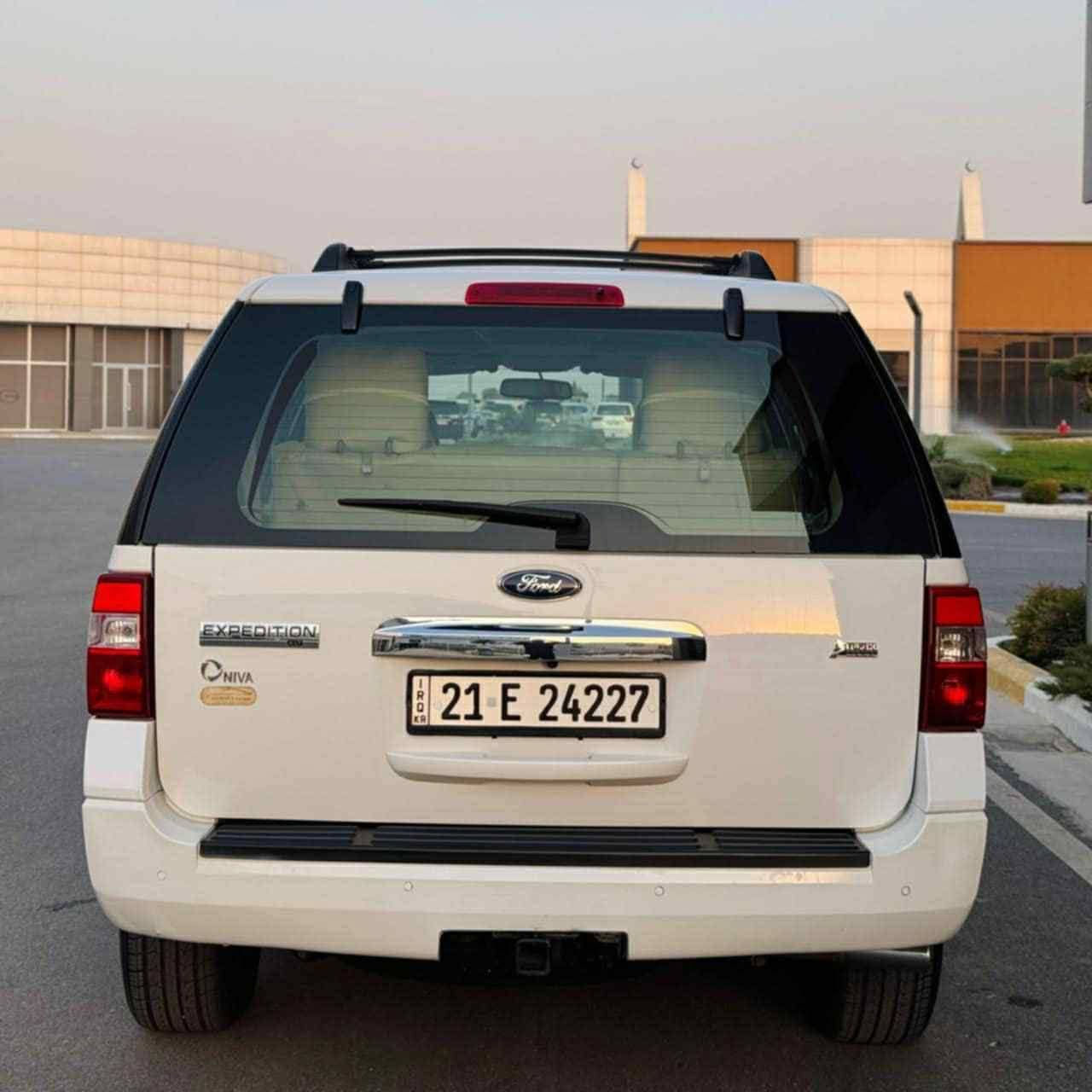 فورد اكسبدشن موديل 2013 خليجي شركة نيفه بدون صبغ بس بارد شويه بل باب مال سائق بدو حادث موصفات.    XLT اسلايت تك اكسل يعني تو ويل رقم سنويه هزه جديد بسمي حداديه امامي خلفي جديد كير محرك اب شرت V8 سرندر  مكان السياره سليمانيه سعر 155 بي مجال قليل *********** السليمانية, العراق
