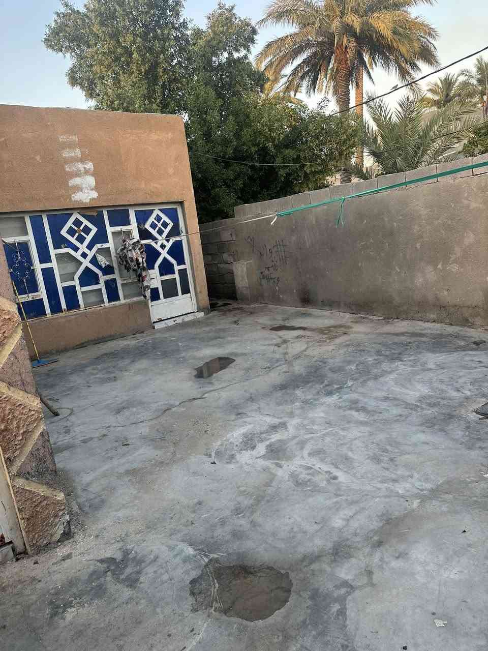 سلام عليكم بيت طابو زراعي البيع المساحه 200متر/يبعد عن الشارع العام 10متار/يتوفر كافت الخدمات /يحتوي البيت علا قرفت نوم /وصاله/ومطبخ /موقع الدار قرب بوابه /***********
