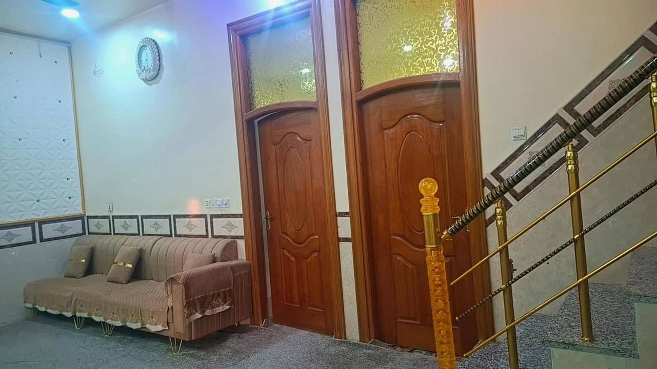 السلام عليكم موجود بيت للبيع ال عبود قرب حسينية السادة الشرامطةزراعي سند ٢٥ وبي معامله تطويب بالبلدية مساحته ٢٠٠ بي غرفتين كبار ٤في٥ ومطبخ جبير وصاله وبراني وصحيات داخليه وخارجيه بنائه كله طابوك ومرتب باقي التفاصيل اتصل على الرقم ***********
