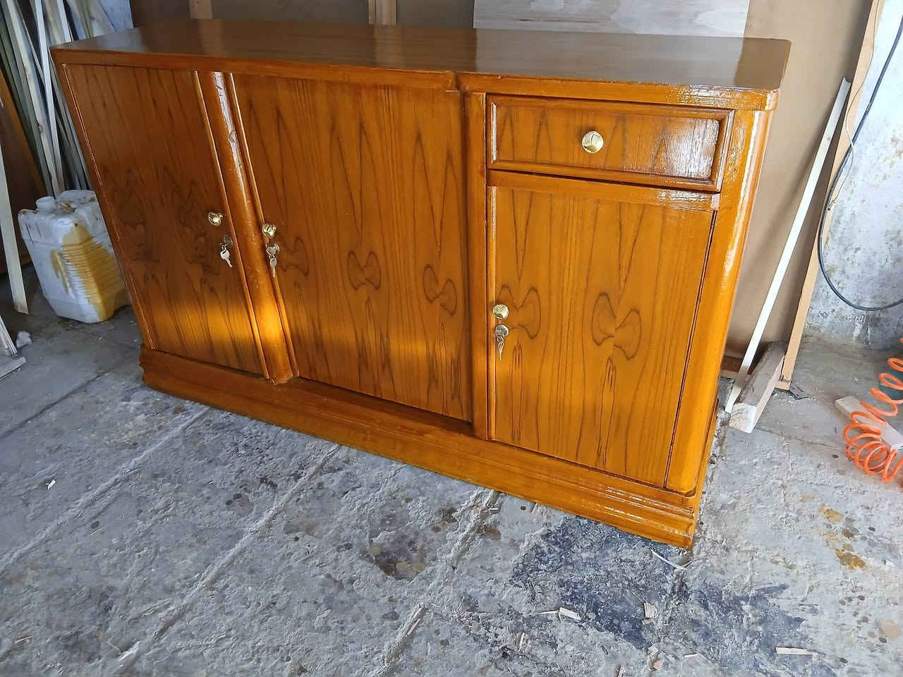 اللهم صل على محمد وال محمد..
نجاره عراقيه تسكام كافه الأخشاب..

وتصليح تغليف وصبغ  وترتيب كافه الأخشاب المستعمله..
سيد حيدر.../***********
