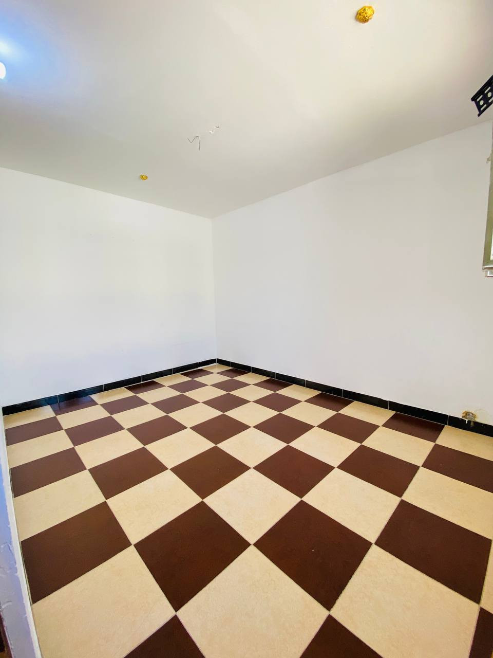 شقه للايجار__ طابق ثاني_ العنوان الثوره 
قرب مدرسه مكه يم سوك الثوره
غرفه وحده + صاله زغيره + مطبخ + حمام + 
+ نت مجاني + ماي بوستر تشغيل تلقائي 

***********
