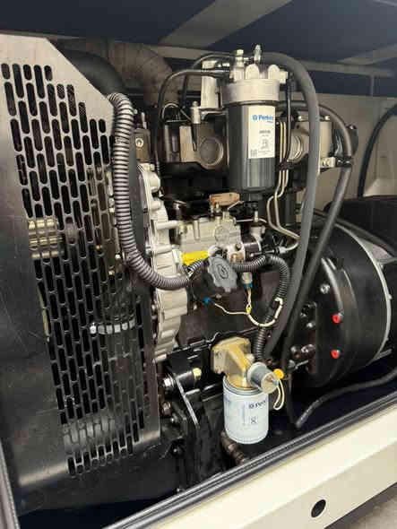 💪 القدرة: 30  كيفي

راس التوليد : لوري سومر فرنسي اصلي ✅

محرك بيركنز اصلي ✅

⏱️ عدد ساعات التشغيل:ساعة 1321ساعه فقط !✅

🔇  نسبة الكاتم:100%سوبر  سايلنت

 

المنشأ: صناعة انكليزي  أصلي✅

ضمان تشغيل ✅

وضمان محرك ✅

تنبية ‼️

يتوفر لدينا مولدات 

✅مستعمل .

✅جديد زيرو .

✅تأجير مولدات  كافه الاحجام .

⸻

🔧 خدمات ما بعد البيع:

 • ✅ ضمان تشغيل فعلي عند التسليم

 • ✅ ضمان على المحرك

 • 🔄 خدمة استبدال المولدات القديمة

 • 🧰 مراوس مولدة متوفرة حسب الطلب

 • 👨‍🔧 خدمة صيانة ودعم فني متواصل

⸻

📍 الموقع:

بغداد – الكرادة – شارع 52 – كمب سارة

📞 للتواصل والاستفسار:

[***********] اسيا 

⸻

⚡ معرض الأخوين – ثقة تُشغِّل حياتك ⚡
