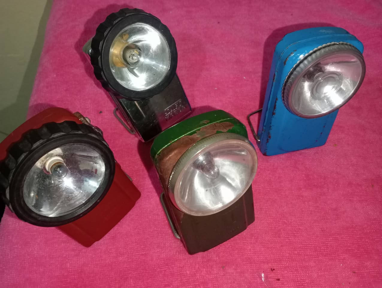 Lamp de poche ancienne année 50...70 .. Wonder..saft mad...saft Mazda... Mazda... France.. avandre


**إذا كنت صاحب هذا الإعلان وتريد حذفه لأي سبب، رجاءا أرسل رسالة إلى الدعم الفني**