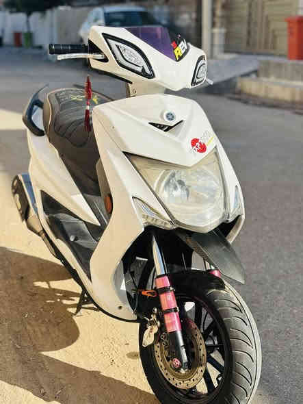 السلام عليكم دراجه للبيع سكنس لد ياباني دراجه فول نضافه مكينه بلاديه تزويد خارجي فقط دراجه خير من الله شوفت عينك الدراجه مكفوله من كلشي معدل الدراجه فول  نوزل السعر 1400وبيها مجال للشراي مكان ديالى شهربان رقم الهاتف ***********
