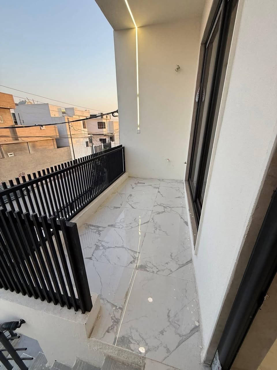 #دارللبيع  طابقين بناء حديث سقف مغربي نضام دكت
 مؤجر بوارد شهري ٣٠٠ الف 

لمعرفة السعر الاتصال على رقم الواتساب *********** او مراسله الصفحه 

#المساحة :-  100  متر 

#واجهة الدار :  5 * 20  متر

#نوع #العقار :- طابو ملك صرف

#الموقع كركوك — القادسيه الاولى قرب مدرسه طيبه الموقع  جيد قريب من كافة الخدمات 

#تفاصيل الدار

♦️الطابق الاول 

- استقبال  
- غرفة نوم 
- مطبخ 
- درج خارجي
- صحيات 
- كراج سيارة .

♦️الطابق الثاني 

- استقبال 
- غرفه نوم
- مطبخ
- صحيات 

#للأستفسار الأتصال على الارقام التالية :-

 📞 *********** 
أو مراسلتنا عبر الواتساب 

أو مراجعة مكتب الصرح للعقار  الكائن في القادسية الثانية  قرب تقاطع الحرية قادسية ومثلجات سارا
{  #نتشرف #بزيارتكم }
