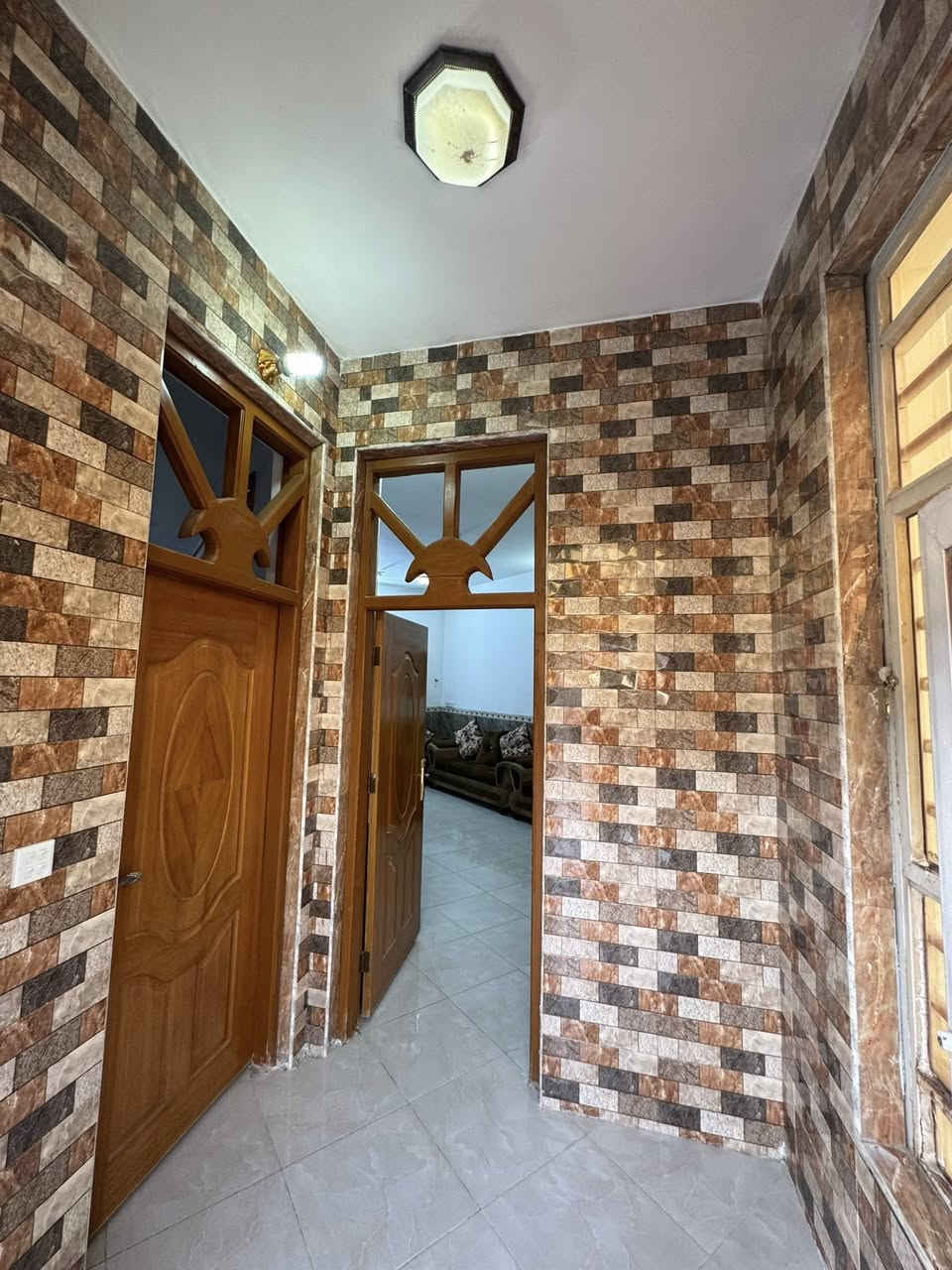 بيت للبيع مساحة 350 م  زراعي ارتفاعه ٣ ونص  بنائه  220  يحتوي على استقبال _هول _مطبخ _صاله _غرفتين_مجمع صحيات داخلية وخارجية  )  (العنوان.الحمزة العربي شارع المعاره  مقابيل مدرسه الحكمه )بيت جديد مرتب درجه اولى  مثل ماموضح بلصور  

السعر ٢٢٠ وبي مجال 

للاتصال والاستفسار 
***********
