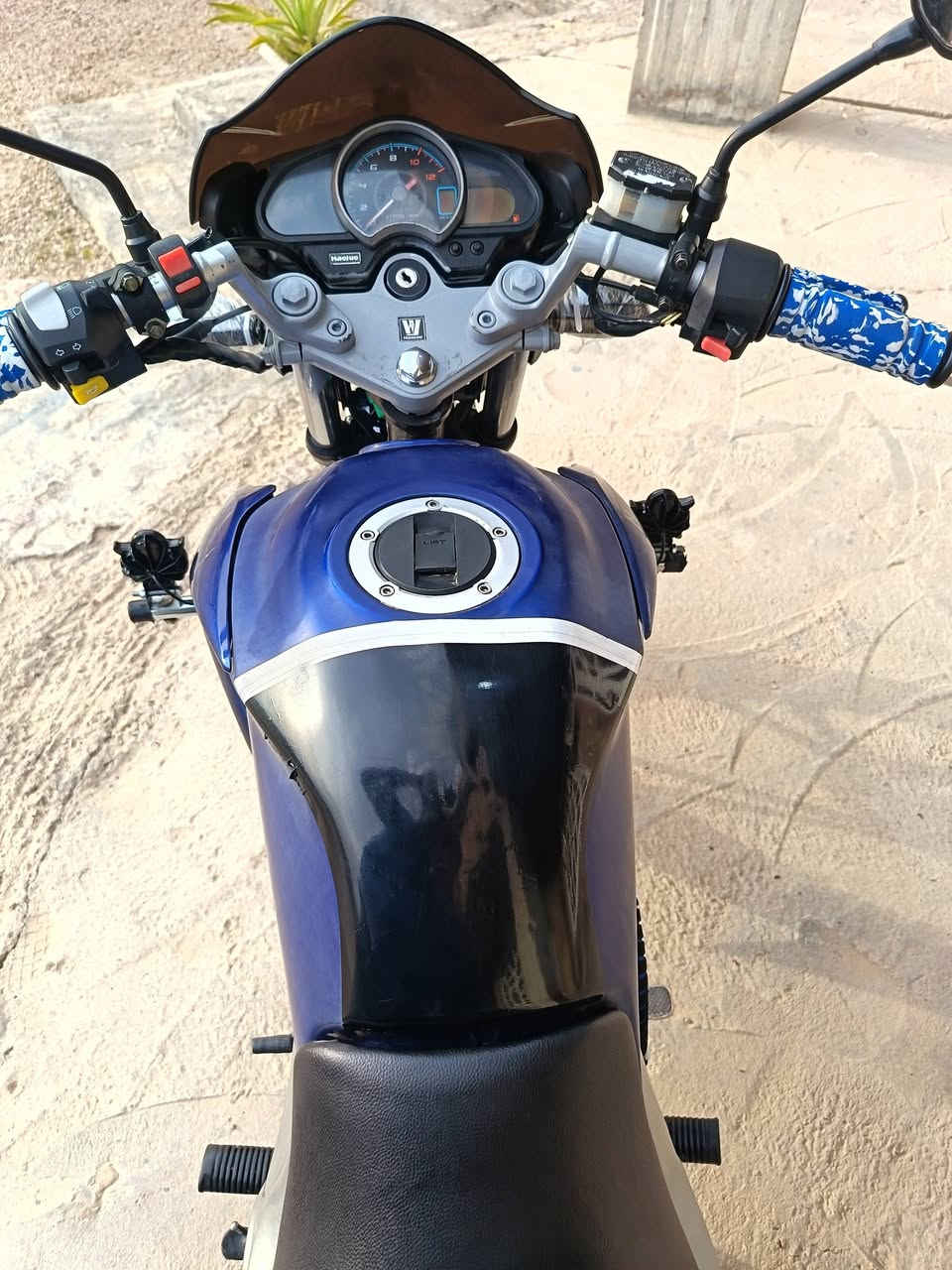 سلام عليكم من رخصت الامن دراجه هاوجي عدل موديل 2015 نضافه 90/100 اي نقص مابي كامل مكمل مسجل بسمي لوحات انكليزي ولله العظيم دراجه ناعمه ونشطه ونضيفه فول سعرها (مليون او 650) من الاخير مكاني الرمادي زنكوره وهذا رقمي *********** ولي مايشتري لايكسر حلال الناس
