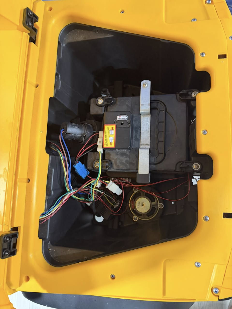 سيارة شحن تحكم يدوي ورمونتبطارية ليثيوم الابله شارع النجدة  للبيع السعر ٢٠٠ وبها مجال للاستفسار الاتصال علئ صاحب السيارة ***********
