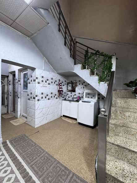 بيت للبيع زراعي سند 25 الموقع ابو خستاوي شارع الغسل  المساحة بلسند 100 م 
يحتوي على مطبخ وصالة وغرفة طايق ارضي وغرفة طابق 2 كبيرة 

السعر 68 وبي مجال 
***********
