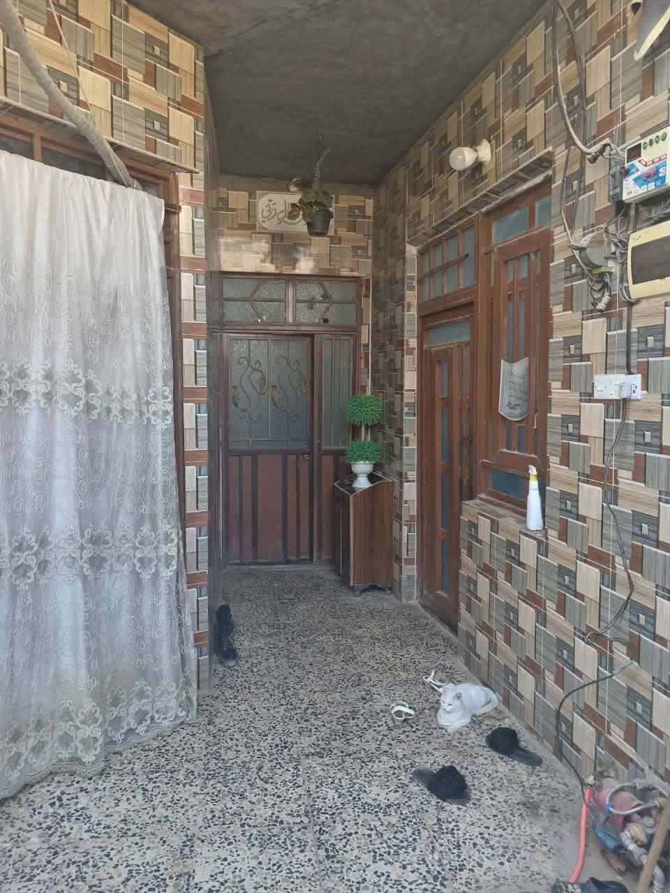 الدار للبيع المساحه 130 متر سند 25 تحويل بالمحكمه  بأسم المشتري يحتوي على غرفه وصاله ومطبخ وستقبال مثل ما واضح بالصوره البيت كلش نضيف ومرتب وقريب على الشارع شارع البوبيات بضهر الامام الحر واليحب يستفسر بعد أكثر يتصل على الرقم ***********
