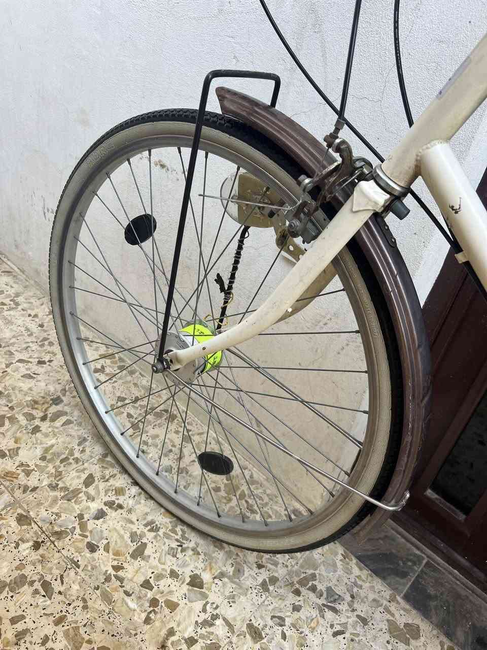 السلام عليكم بايسكل للبيع حجم 26 سعر 95 وبي مجال تايرات جدد بريكات شغاله كله كامل  متواجد فيس واتساب ***********
