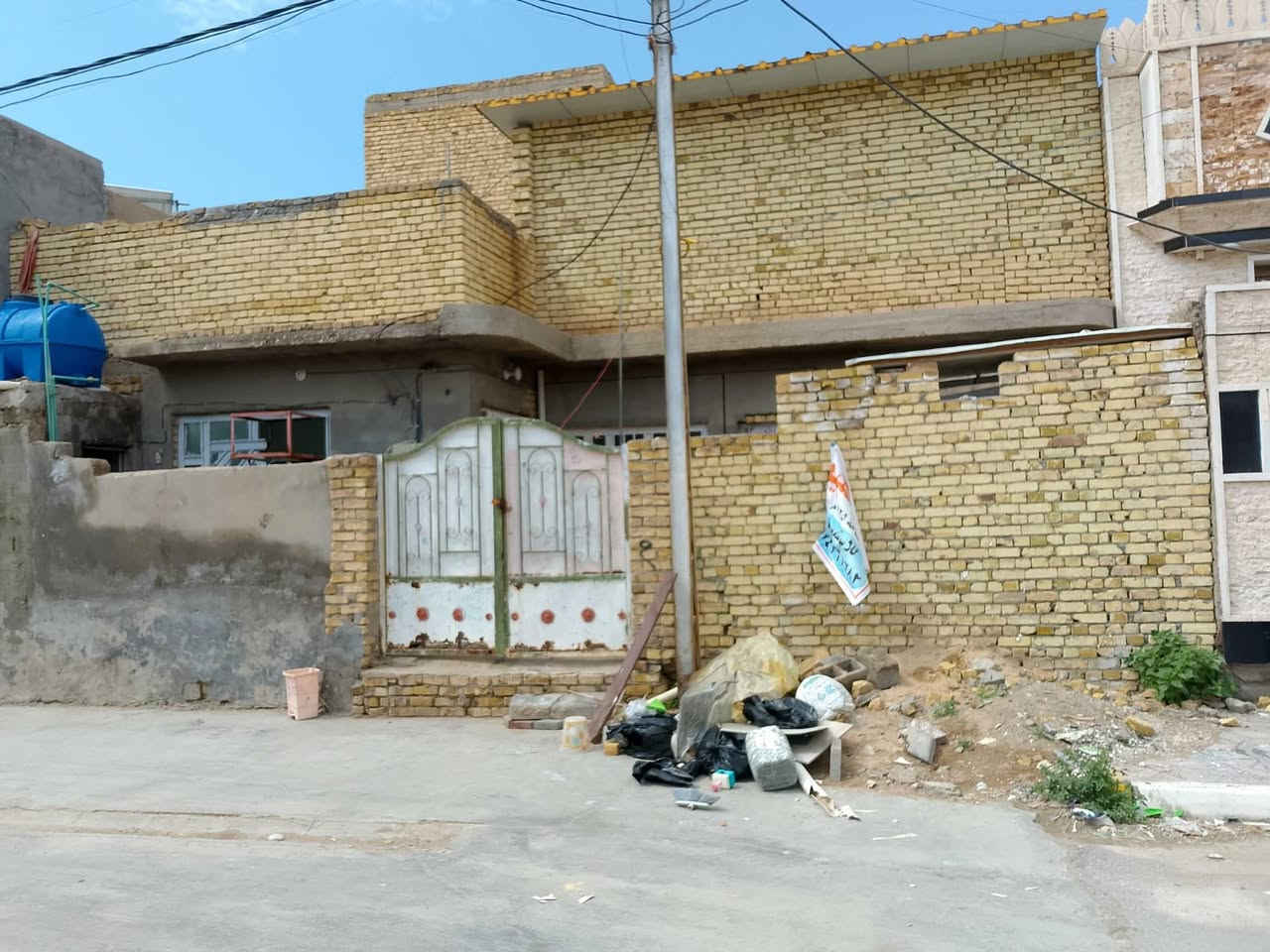 البيت للبيع طابو صوف المساحه 125متر الطابق الاولى كامل البناء والثاني ع النص يحتوي ع استقبال وغرفه ومطبخ وصاله البناء حديث العنوان خلف رضا حسون التواصل ع الوتساب او الاتصال ع الرقم ***********
