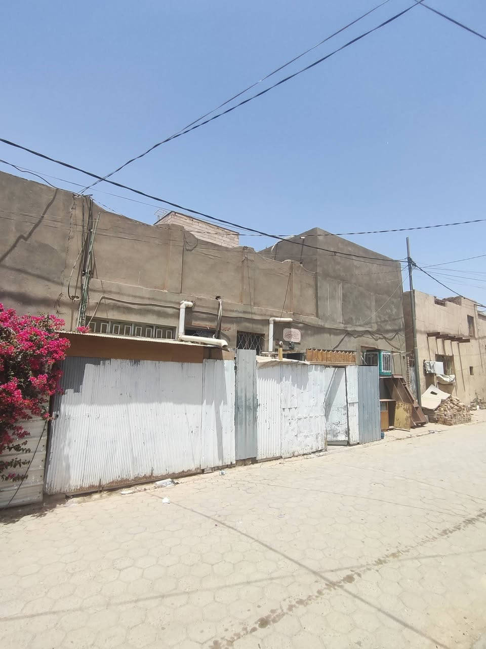 بيت للبيع في حي الجزيره خلف شارع النخيل قريب على سوق الجزيره على ساحه البيت مساحه 147 متر الوجيه 13 او نص والباقي نزال شيلمان نضيف متكون من استقبال أو صاله أو 4 غرف الحديقه من ضمن البيت السعر 165 بي مجال للاستفسار الاتصال ***********
