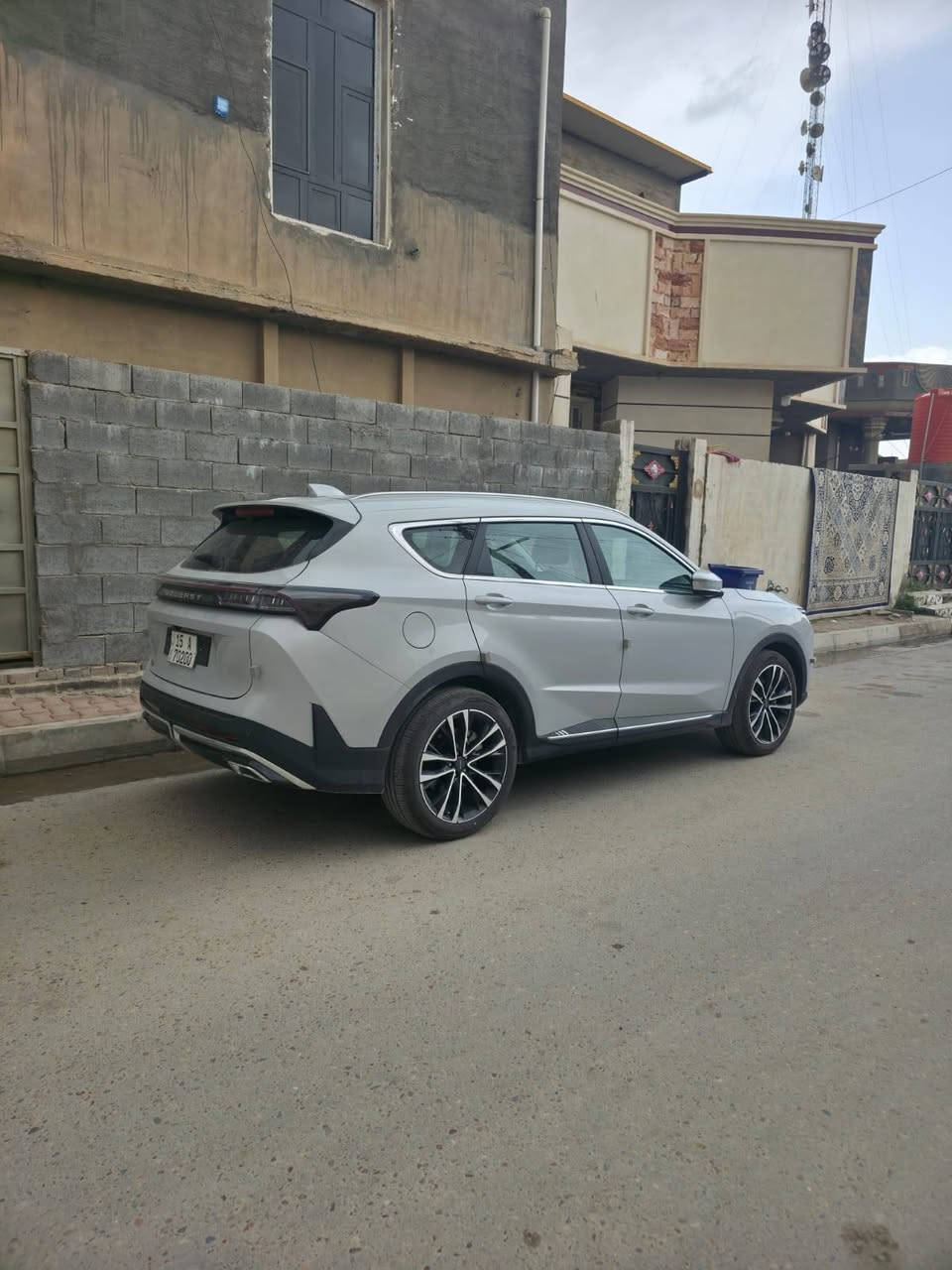 ⁨ ⁨ ⁨ ⁨ سوئيست S07 COMFORT
موديل ٢٠٢٦
العداد: 6742Km قابل للزيادة
المحرك: 4 أسطوانات 1.5L تيربو 156 حصان
العزم (نيوتن-م.): 230
ناقل الحركة: اوتوماتيكي دبل كلاتش من 6 سرعات
استهلاك الوقود: 7.8 لتر لكل 100 كم
الضمان الأساسي: 6 سنوات أو 200,000 كم 
ضمان المحرك: 10 سنوات أو 1،000،000 كم 

المواصفات:
*إطارات قياس 20 إنچ
*فتحة سقف بانوراما 1. 1 م
*الصندوق كهربائي
*مثبت سرعة
*كاميرات محيطية 360 درجة
*حساسات خلفية
*شاشة عرض وعدادات رقمية قياس 24.6 إنچ
*نظام صوتي متطور 8 سماعات عالية الجودة
*نظام ابل كار بلاي واندرويد أوتو لاسلكي
• نظام اوامر و تحكم صوتي
*شاحن هاتف لاسلكي سريع
*مقصورة الركاب من الجلد الفاخر
*مقعد السائق كهربائي
*عدد صفوف المقاعد 3 (7 ركاب)
*إنارة ترحيبية مع إنارة محيطية
*عتبات الأبواب الامامية مضيئة
*مصابيح أمامية و خلفية أوتوماتيكية LED مع مصابيح نهارية
*المرايا الجانبية قابلة للطي كهربائياً ومدفئة
*ماسحات الزجاج الامامي مع حساس تلقائي للمطر
*دخول ذكي (بصمة)
*تشغيل عن بعد
*خاصية إغلاق الشبابيك وفتحة السقف عن بعد
*فلتر تنقية الهواء (N95)
*مسند الذراع الوسطي مع ثلاجة
*انماط قيادة متعددة
*وسائد هوائية امامية وجانبية عدد 4
*نظام الفرامل الأوتوماتيكي Autohold
*نظام التحكم بنزول المنحدرات
*نظام المساعدة لصعود المرتفعات
*نظام مراقبة ضغط الإطارات
*نظام المكابح المانعة للانغلاق ABS
*نظام التحكم بالثبات ESC
*الرقم انبار مميز مكان السياره الانبار الخالديه...
السعر 180ورقه ....
***********
