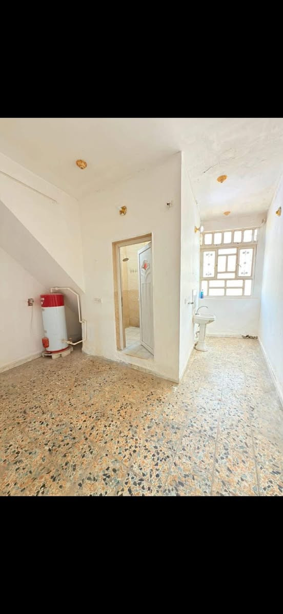 🛑مشتمل للايجار 
مساحه 100متر 
طابق واحد 2غرف نوم وكلدور واستقبال ومطبخ ومجمع صحيات 
حي الحسين قريب عله شارع السندباد 
للاتصال 
***********
مراجعة مكتب عقارات الزيتون شارع60مقابيل مدينة حمورابي مدخل حي الحسين
