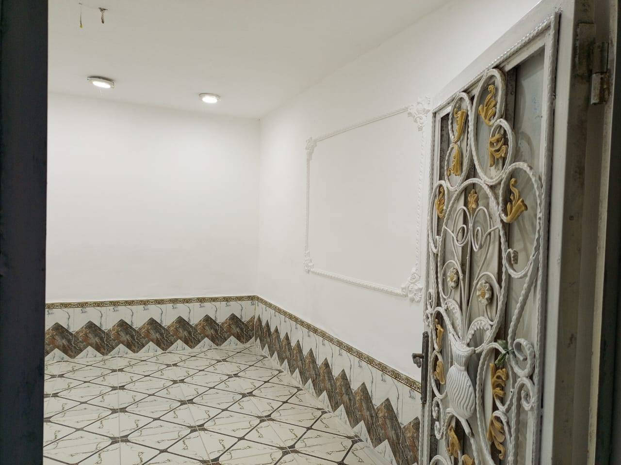 للبيع
بيت ١٠٠م خلفي على ساحه

طابق واحد بناء نظيف عكاده

سعر ٨٥ بيه مجال

يقع في حي اور شارع سبيس

يحتوي على غرفه وصاله ومطبخ وصحيات داخليه وخارجيه واستقبال

موبايل للاستفسار ***********
