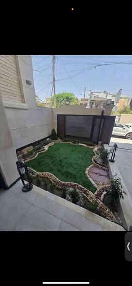 للبيع دار سكن مصمم بإشراف هندسي مميز
🔺 المساحة : 230 م جاهز للسكن
🔻الواجهة: 7,66م         🔺النزال: 30م
     
      🔹 واجهة مرمر + ارضيات مرمر
      🔹️بوابة خارجية كهربائية 
      🔹️الابوب من الصاج 
      🔹️الشبابيك المنيوم تركي
      🔹️المحجر المنيوم زجاج تركي 
   
🔶الطابق الاول: 

       🔸️مدخلين 
       🔸استقبال.  
       🔸️صالة 
       🔸️مطبخ مستقل.  
       🔸️خدمات صحية 
       🔸️غرفتين نوم ماستر كبيرة
 
🔶الطابق الثاني: 
 
       🔸️  4غرف نوم ماستر  نوم
       🔸️خدمات صحية     

 ✔️موقع مميز  //شارع 15+ رصيف 4 م

📍موقع الدار:
حي البنوك / شارع باريس
_____________________________________
للاستفسار 
***********
الصادق للعقار
