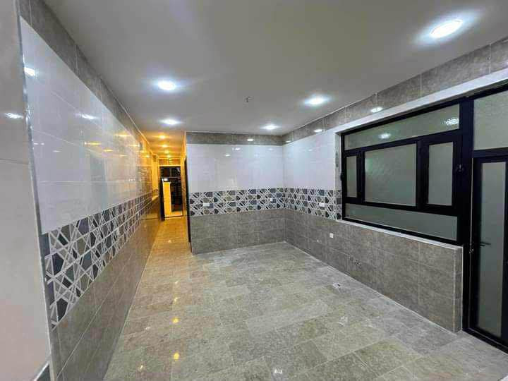 البيت مساحة 150م واجهة 6 ونزال 25م
مدخلين كراج واستقبال ومطبخ حار ومطبخ بارد و4 غرف نوم و4 حمامات 
حوليات 2 فوك وجوة ومناور 2 مغلفة سكاي لايت
البيت مجهز بكاونتر مطبخ حديث وتانكيات اثين سعه 1000 لتر الابواب قاصة والارضية مرمر الشبابيك المنيوم سلايد دبل جام مانع صوت مانع اتربة
نظام سبالت وكاميرات جاهزة
البيت بناء 2025
حي الجهاد /ديوان المخابرات قرب شارع 60
*********** بغداد, العراق
