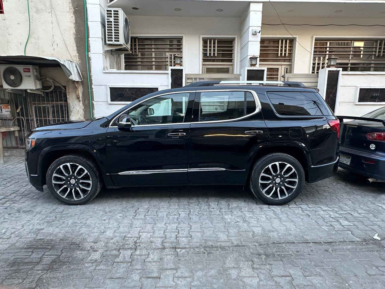 السلام عليكم 
جمسي اكاديا موديل 2023 
المواصفات 
جي ام سي اكاديا دينالي 
لون اسود محرك 6 سلندر 3600 
دبل سلايد روف 
كراسي اماميه كهرباء تدفئه وتبريد كرسي السايق هزاز تحذير شحن واير لس 
فور ويل درايف 
6 راكب كراسي جلد منفصله 
ويل كب 20 
والسيارة جدآ راقيه 
السعر 230$ وبيها مجال بسيط 
التواصل *********** 
مكان السيارة بغداد
