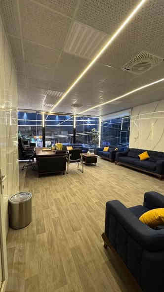 للايجار في السيديه  (مكتب كامل مع الاثاث) 
(يصلح مكتب محاماة او مكتب لشركات السياحه والسفر او اي نشاط تجاري اخر ...) 

الموقع :السيديه - شارع المركز (تجاري) 

للاستفسار : ***********
الكوخ للتطوير العقاري
