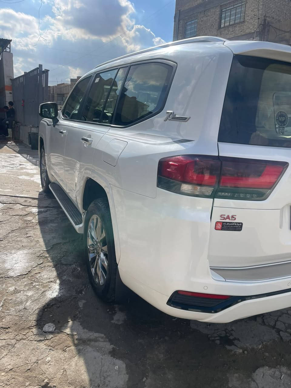 السلام عليكم للبيع لاندكروزر موديل 2022 ساز اصلي رقم بغداد ب اسمي شخصيا ماشي 48 الف حقيقي 

سيارة بيها بارد جاملغ خلفي و امامي  كما موضح بالسونار مرفق مع الصور فقط بارد باقي سيارة مكفولة من صبغ وفتح و تبديل و حتى دعاميات  

بصمة فتحة و كشنات جلد و كهرباء و تبريد  و مري قلاب و مري شفط و كامرة خلفية و 7 راكب و 3 قطع تبريد تشغيل عن بعد حساسات امامية و خلفية و تحكمات استيرن جهتين وشاحن واير ليس وباقي مواصفات المعروفة 

السيارة عليها تخم تاير دلوب اصلي جديد 

السعر 615 وبيها مجال 

مكان السيارة بغداد 

رقم الهاتف ***********
