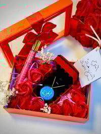 عيد الحب • بوكس هدية • قلادة منقوشة