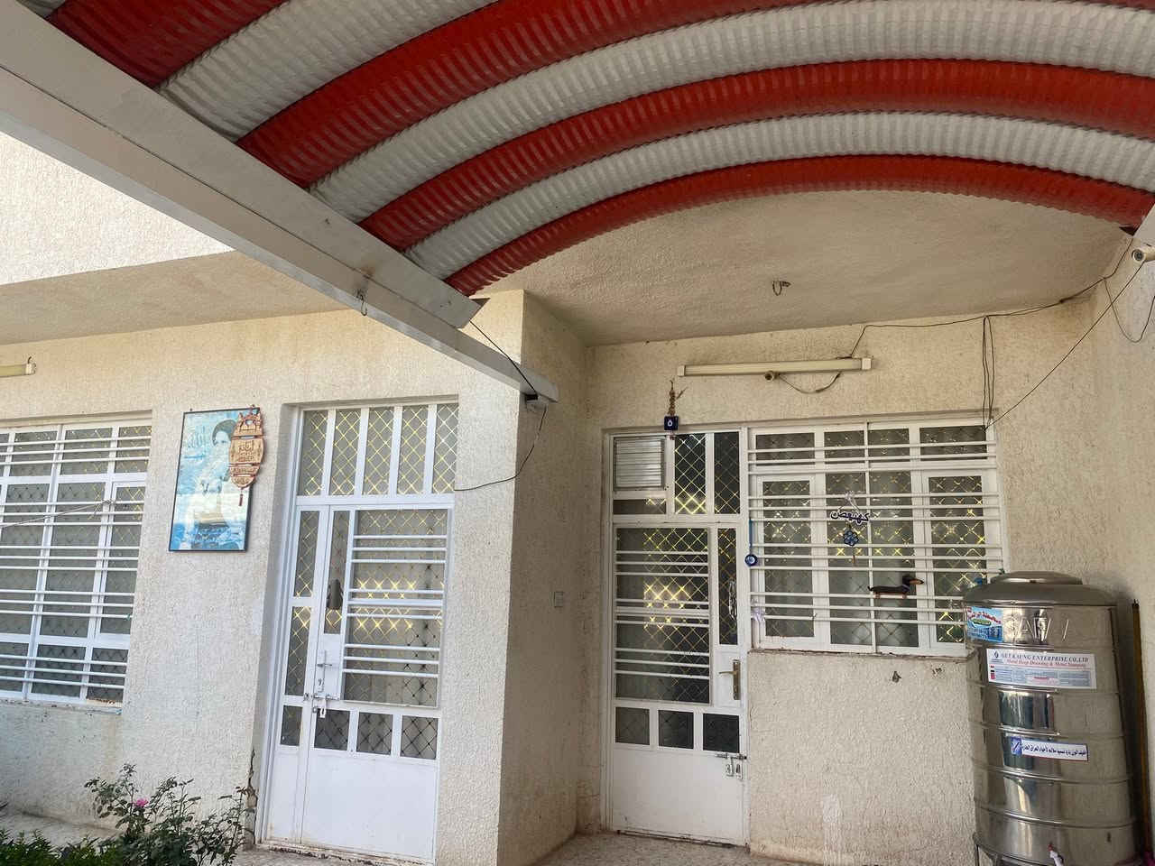 السلام وعليكم 
البيت 200 متر طابو زراعي سند 25 
حي المهندسين اول فرع قريب شارع 
يتكون من غرفتين نوم وصاله ومطبخ واستقبال 
استفسار اكثر مع صاحب دار ***********

