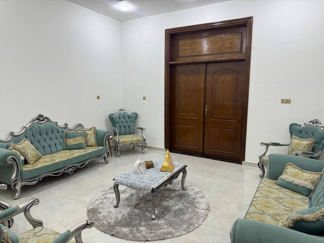 بيت طابقين للبيع في منطقة حي الرضا موقع ممتاز جداً البيت حديث ونظيف جداً
.
جنس العقار / طابو ملك صرف باسم شخص واحد 
مساحة البيت 300 متر  ، الواجهه  15 ، نزال 20

مواصفات البيت /  
الطابق الأرضي : يحتوي على كراج كبير ، حديقه ، مطبخ حار + بارد ، منور ، صاله ، صحيات ، 2 غرف نوم ، استقبال عدد 2 ، كليدور وصحيات 

الطابق الأول : غرف منام عدد 2 ، صاله كبيره ، صحيات ، سطح عدد 2 ، ارضيه البيت بورسلين هندي 

بناء درجه اولى
من تسليح وصب وطابوك ومجاري وكهربائيات واساس وكل المواد اعلى فئه

سعر البيت 700 بدون اثاث 
مع الاثاث 725

للمعلومات اكثر 

الاتصال على الرقم الموضح ***********
او زيارة موقعنا 
البصره _ شارع عام حي الزهراء _ قرب مستشفى النفط 
الذهبي للاستثمار العقاري
مجاز قانونياً
